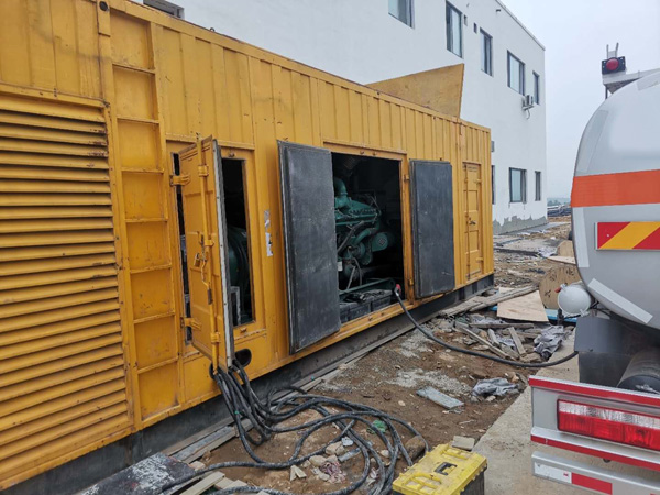 铁山如何在发电机出租合同中约定设备的维修和保养责任?