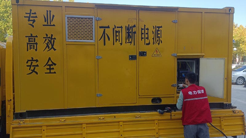 铁山柴油发电机组和UPS电源配合使用时，如何避免切换过程中的电力中断？